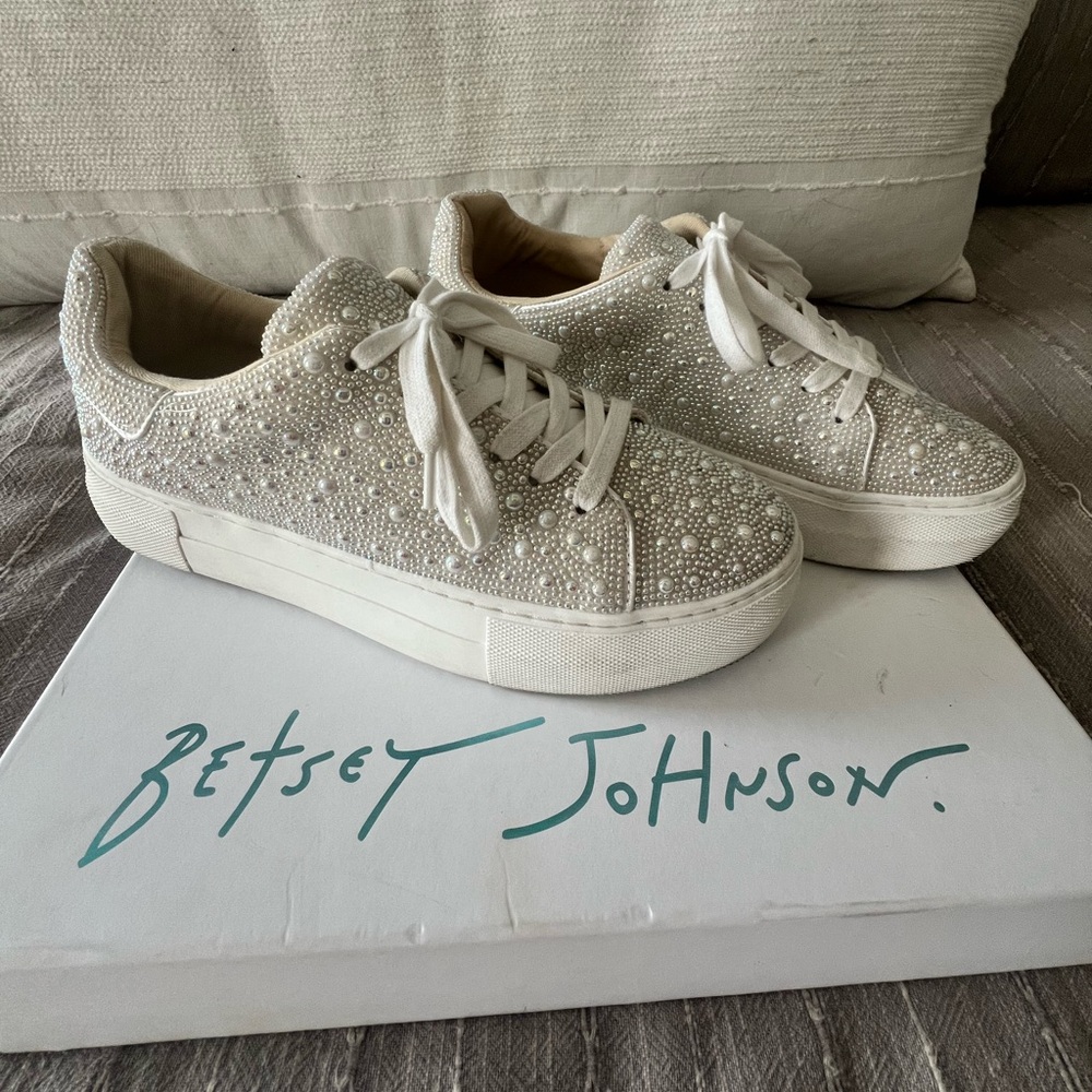 Betsey Johnson Sidny sneakers in Ivory
